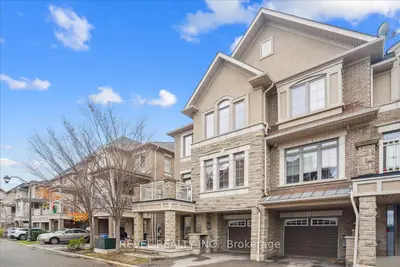Att/Row/Townhouse in Oakville