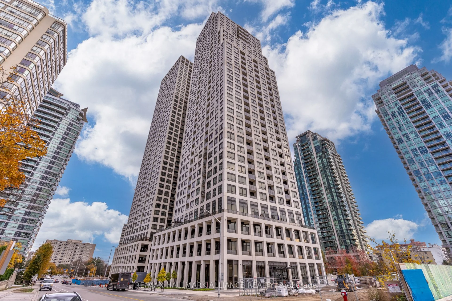 36 Elm Drive E 2203, Mississauga, On L5b 0n3