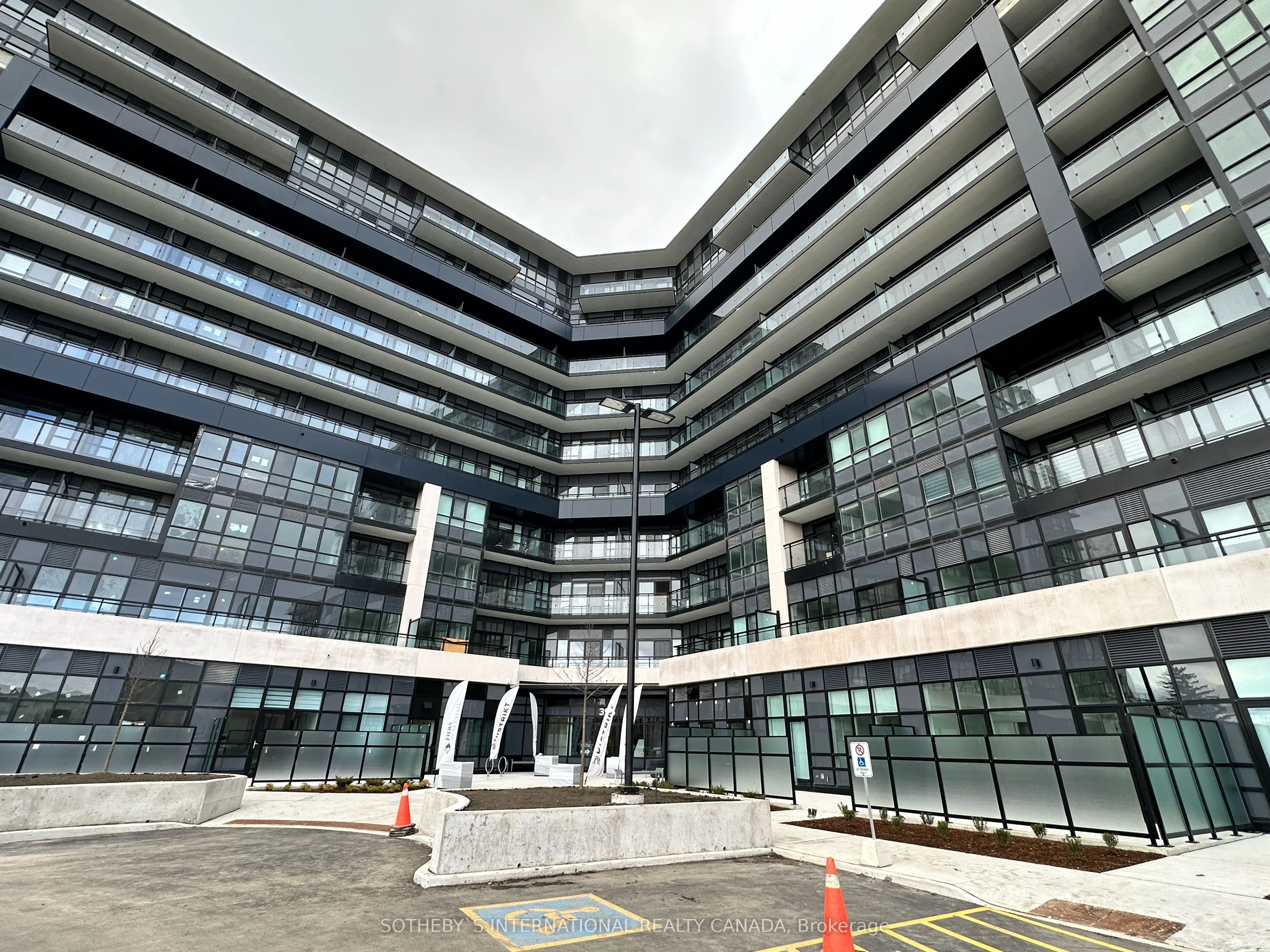 395 Dundas Street W 802, Oakville, On L6m 4m2