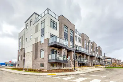 Condo Townhouse in Milton