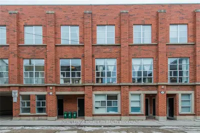 35 Dekoven Mews 4, Toronto W02, On M6p 4h5