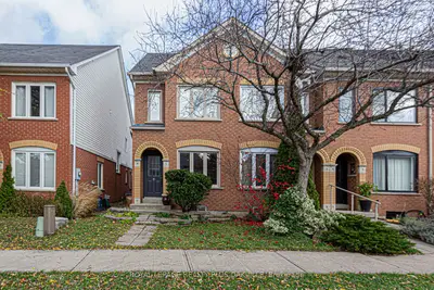 Att/Row/Townhouse in Oakville