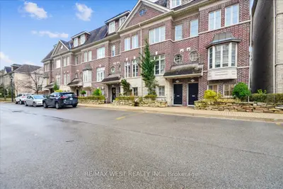 Att/Row/Townhouse in Toronto