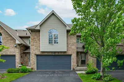 Condo Townhouse in Burlington