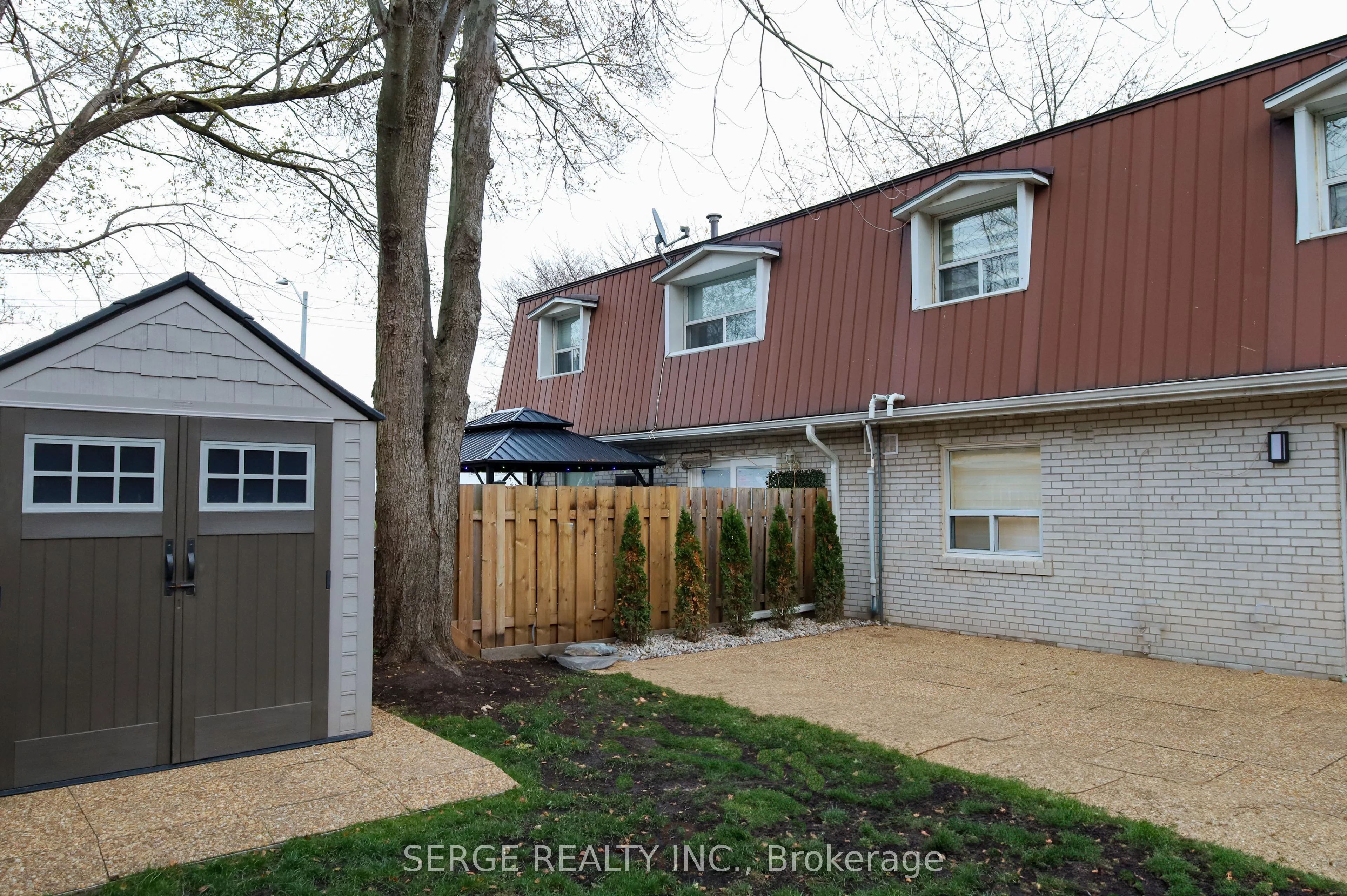 Condo Townhouse in Burlington