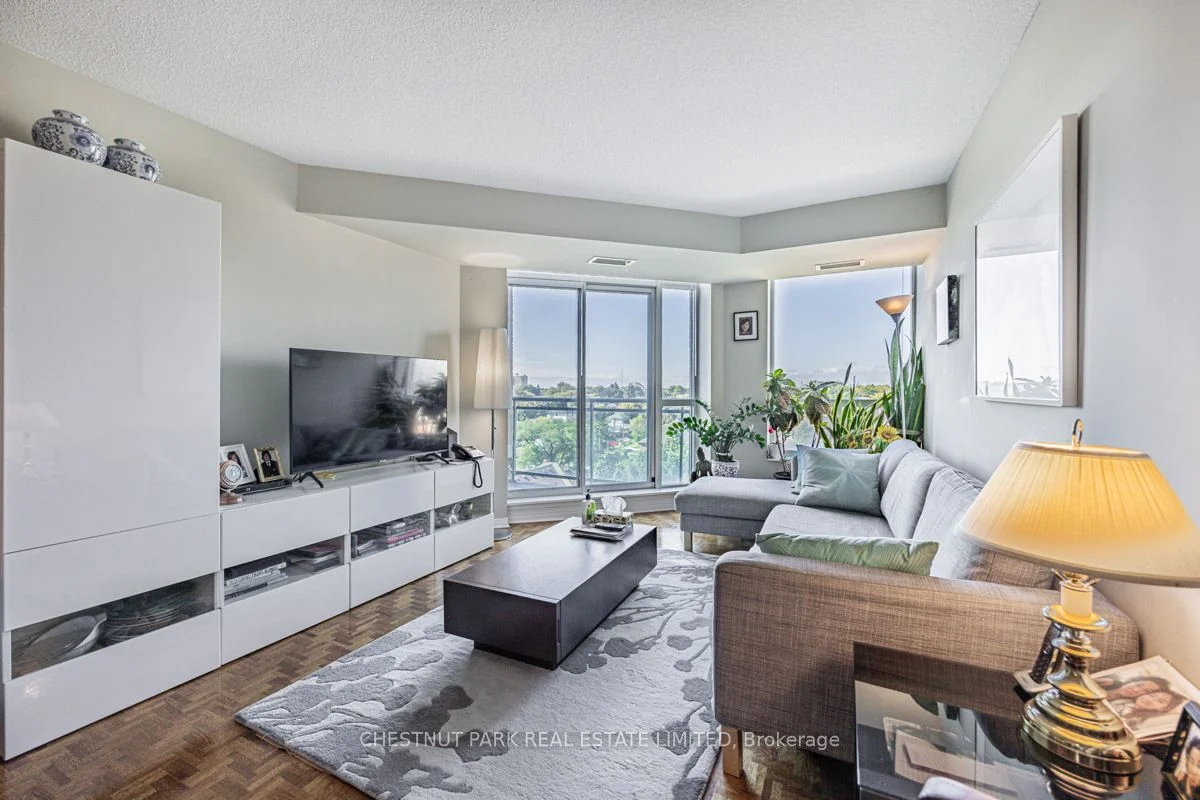 190 Manitoba Street 910, Toronto W06, On M8y 3y8