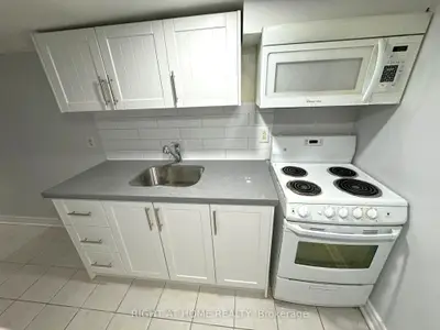 Att/Row/Townhouse in Toronto