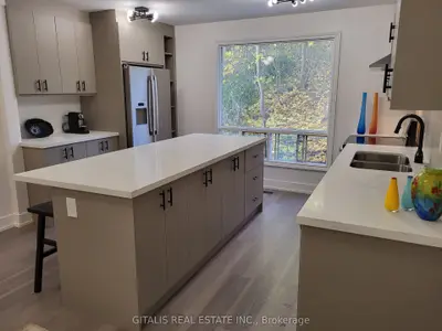 Att/Row/Townhouse in Toronto
