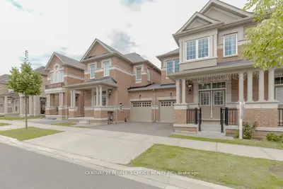 Att/Row/Townhouse in Oakville
