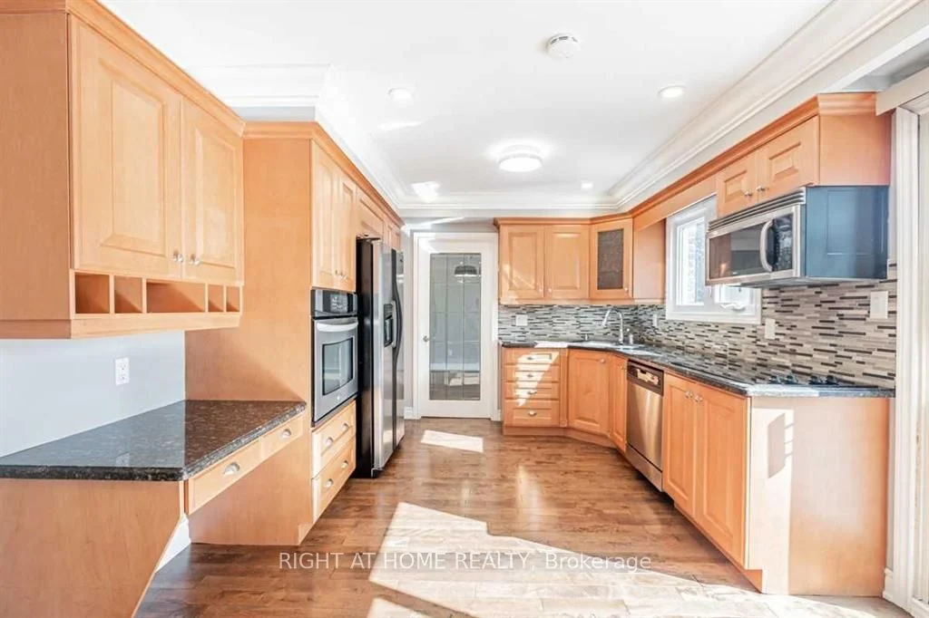 2563 Chisholm Avenue, Mississauga, ON L5C 3C1