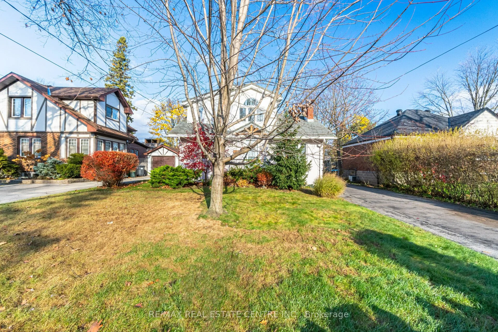 19 Oakwood Avenue N, Mississauga, On L5g 3l6