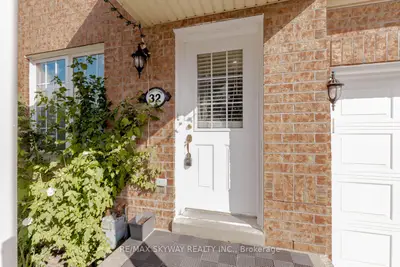 Att/Row/Townhouse in Brampton
