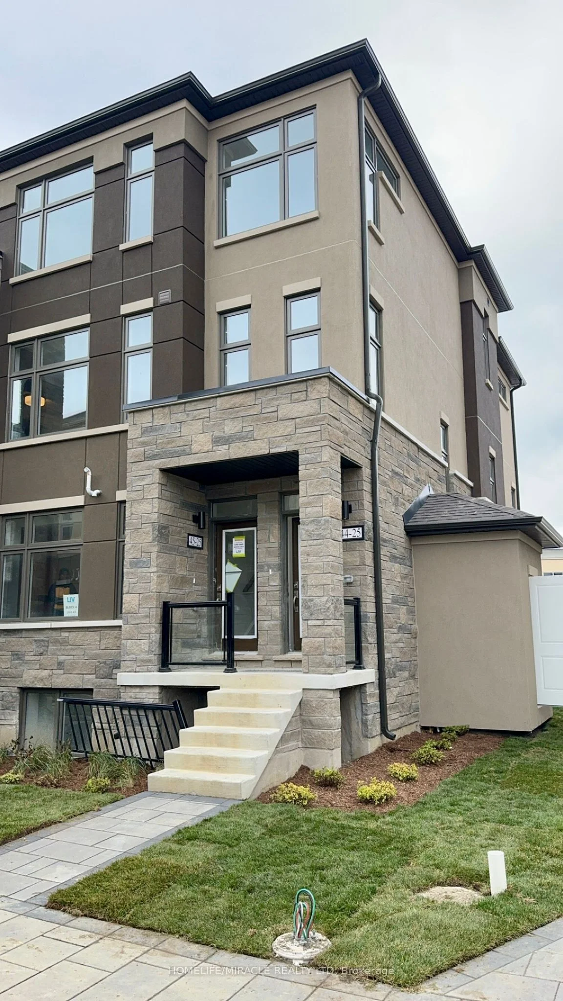 Att/Row/Townhouse in Brampton