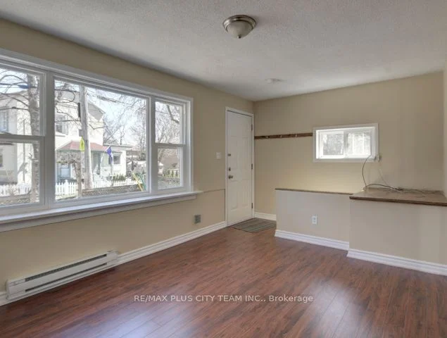 26 Victoria Street 1, Toronto W06, On M8v 1m6