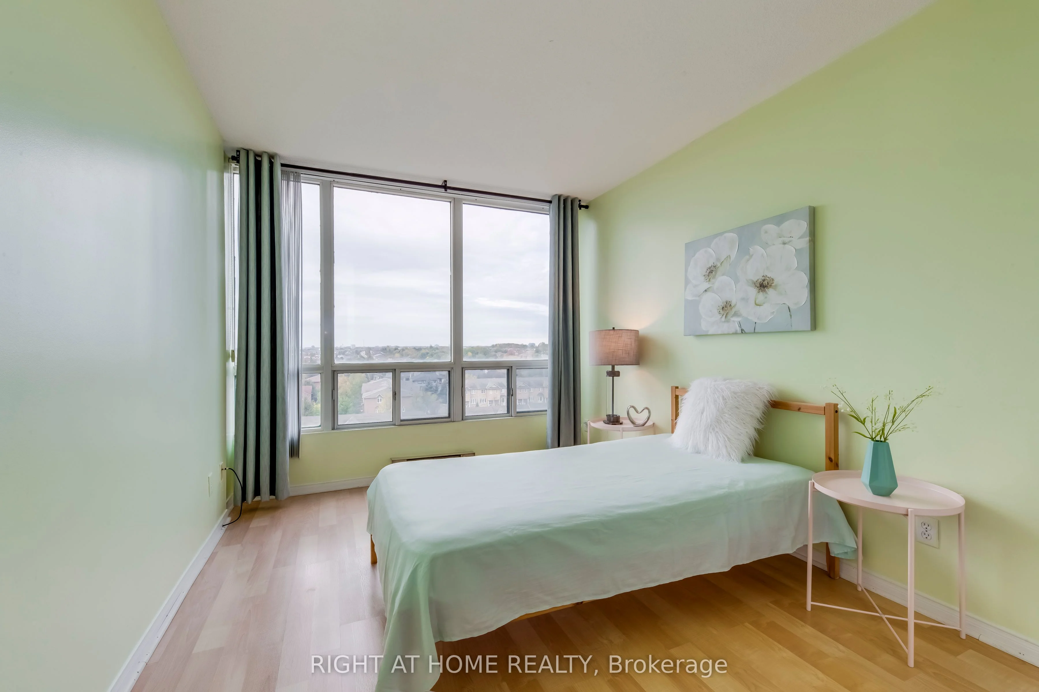 155 Hillcrest Avenue 911, Mississauga, ON L5B 3Z2