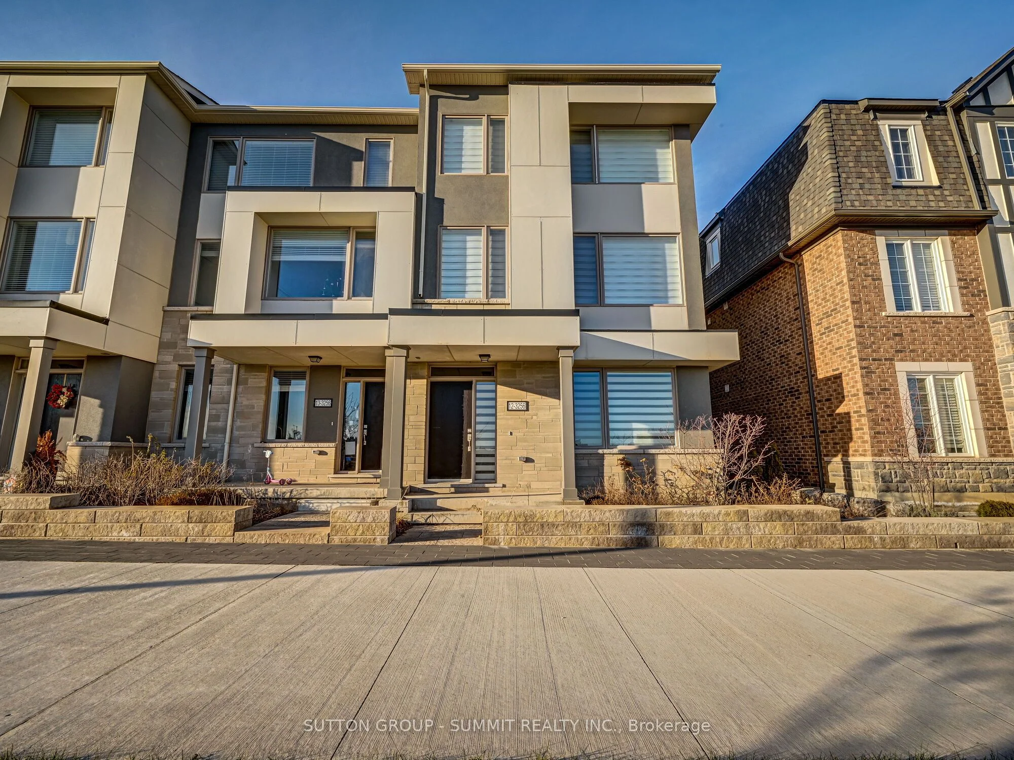 Att/Row/Townhouse in Oakville