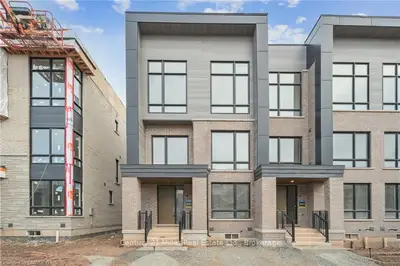 Att/Row/Townhouse in Oakville