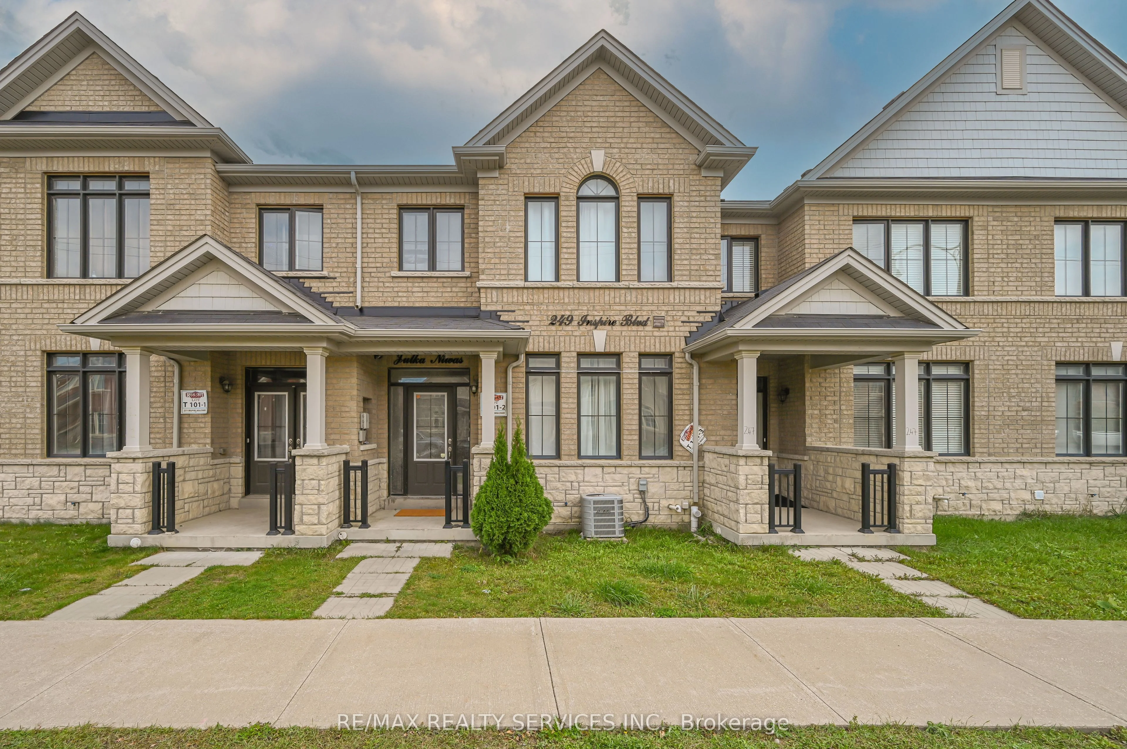 Att/Row/Townhouse in Brampton