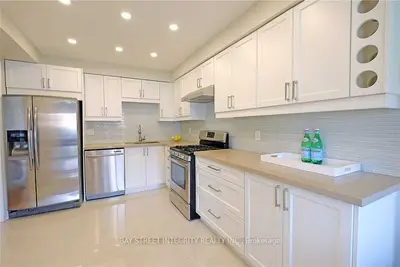 Att/Row/Townhouse in Oakville