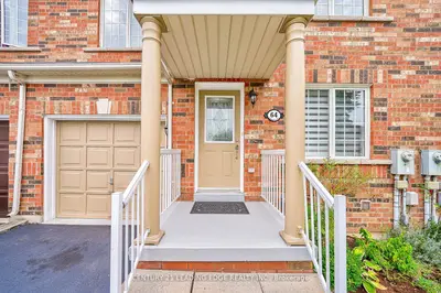 Att/Row/Townhouse in Brampton