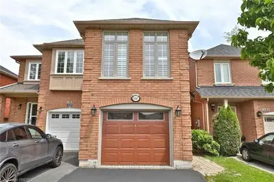 Att/Row/Townhouse in Oakville