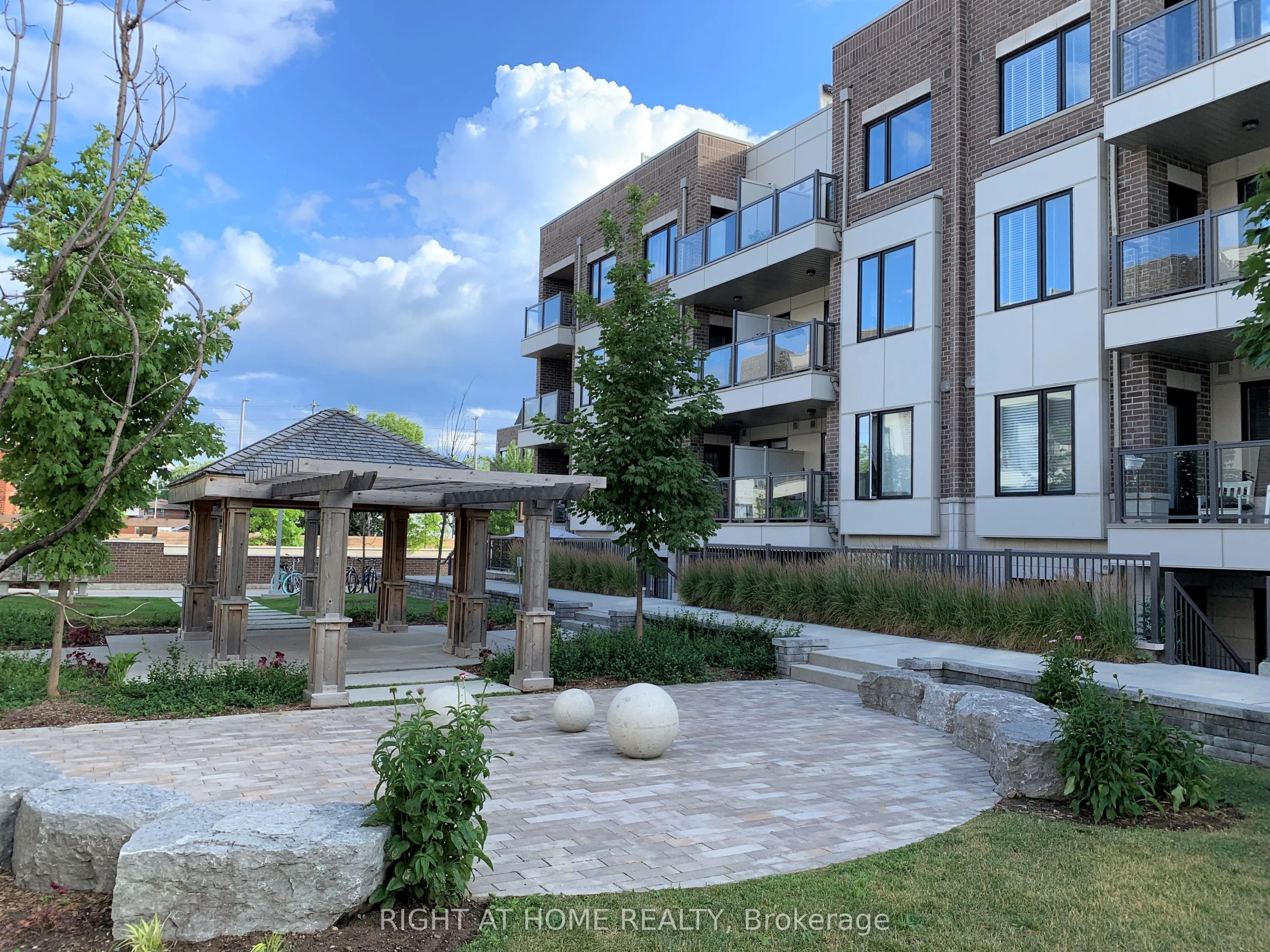 6 Drummond Street 306, Toronto W06, ON M8V 1Y8
