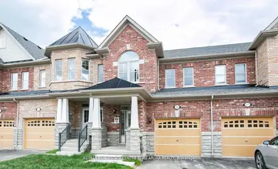 Att/Row/Townhouse in Brampton