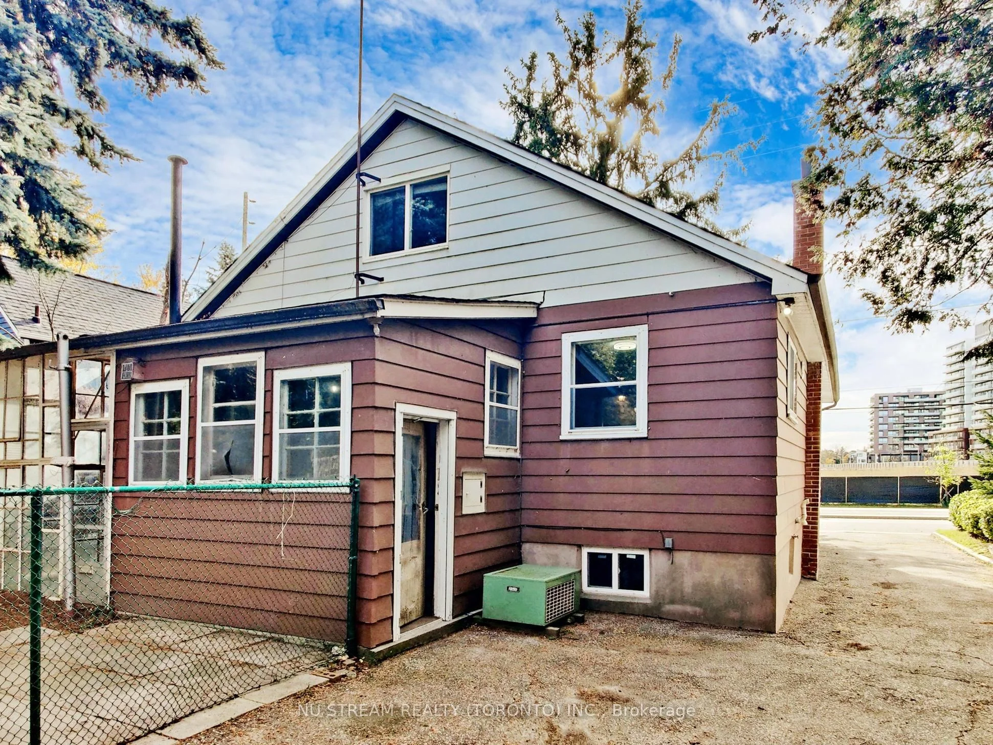 23 Mississauga Road S, Mississauga, ON L5H 2H2