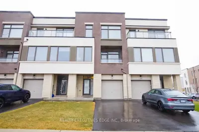 Att/Row/Townhouse in Oakville