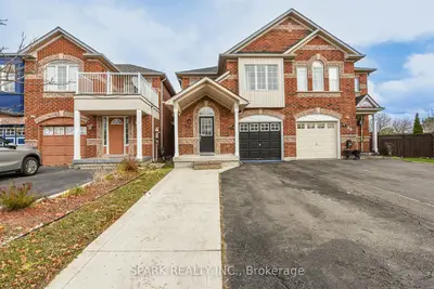 Att/Row/Townhouse in Brampton