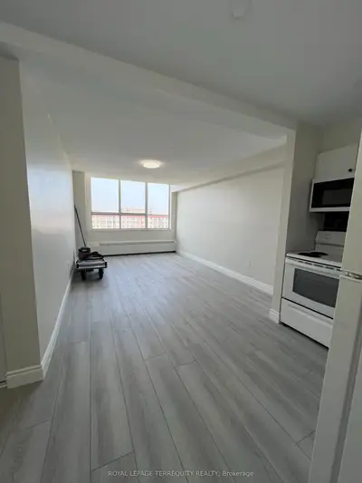 940 Caledonia Road 1212, Toronto W04, On M6b 3y4