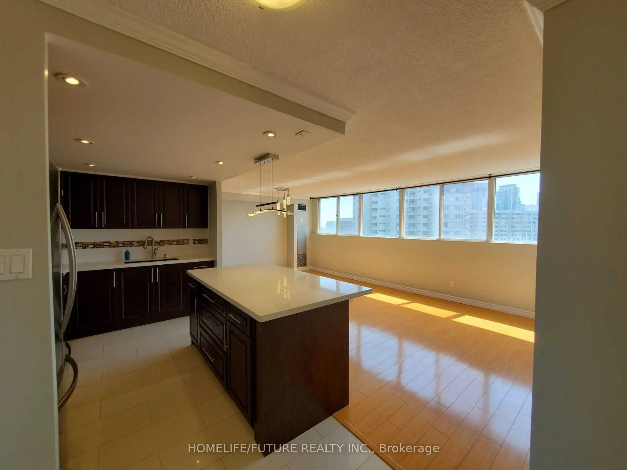 3695 Kaneff Crescent 1804, Mississauga, On L5a 4b6
