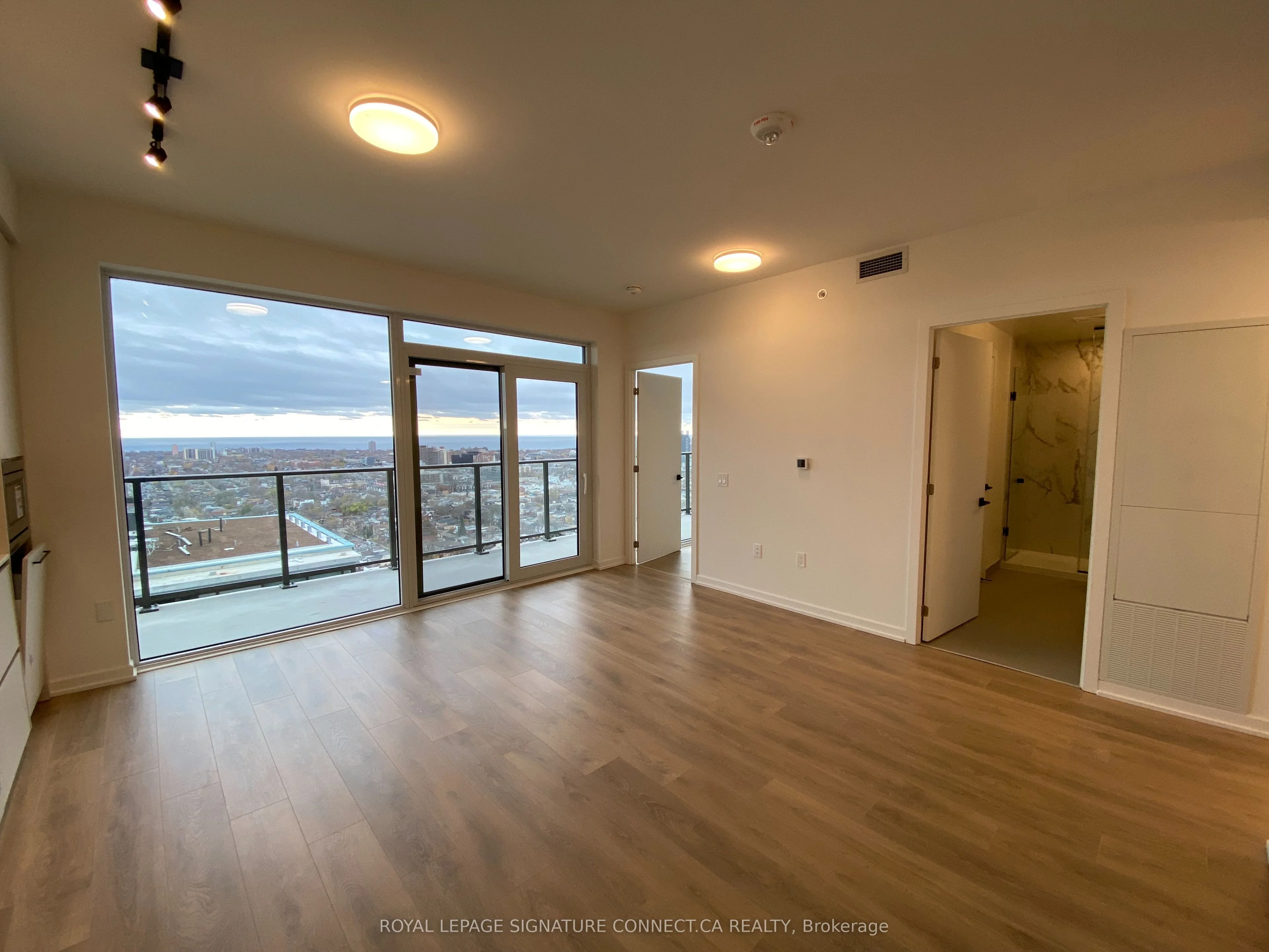1285 Dupont Street 2711, Toronto W02, ON M6H 0E3