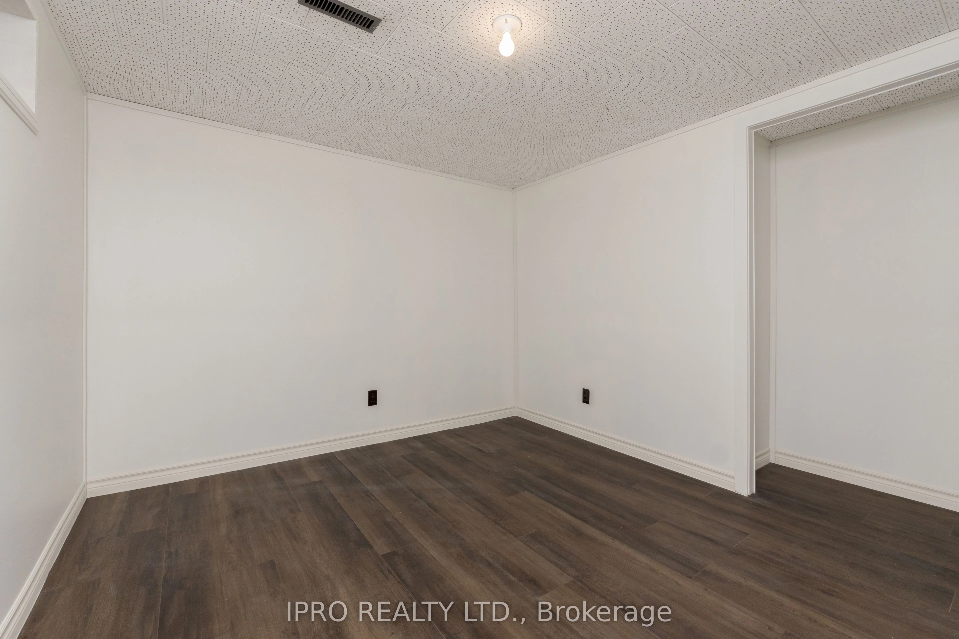 2611 Lundene Road E, Mississauga, ON L5J 3Y8
