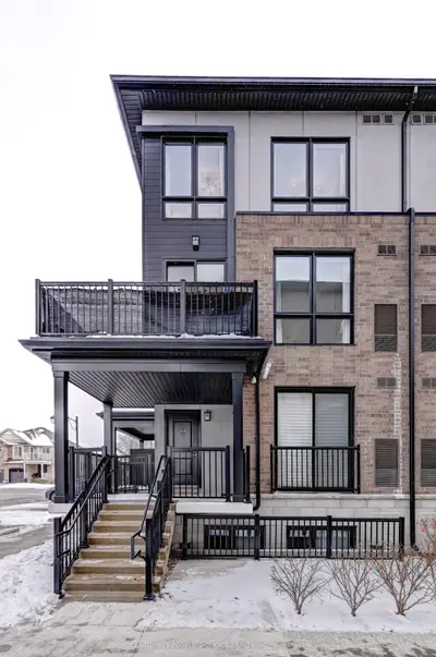 Condo Townhouse in Milton