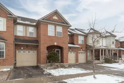 Att/Row/Townhouse in Milton