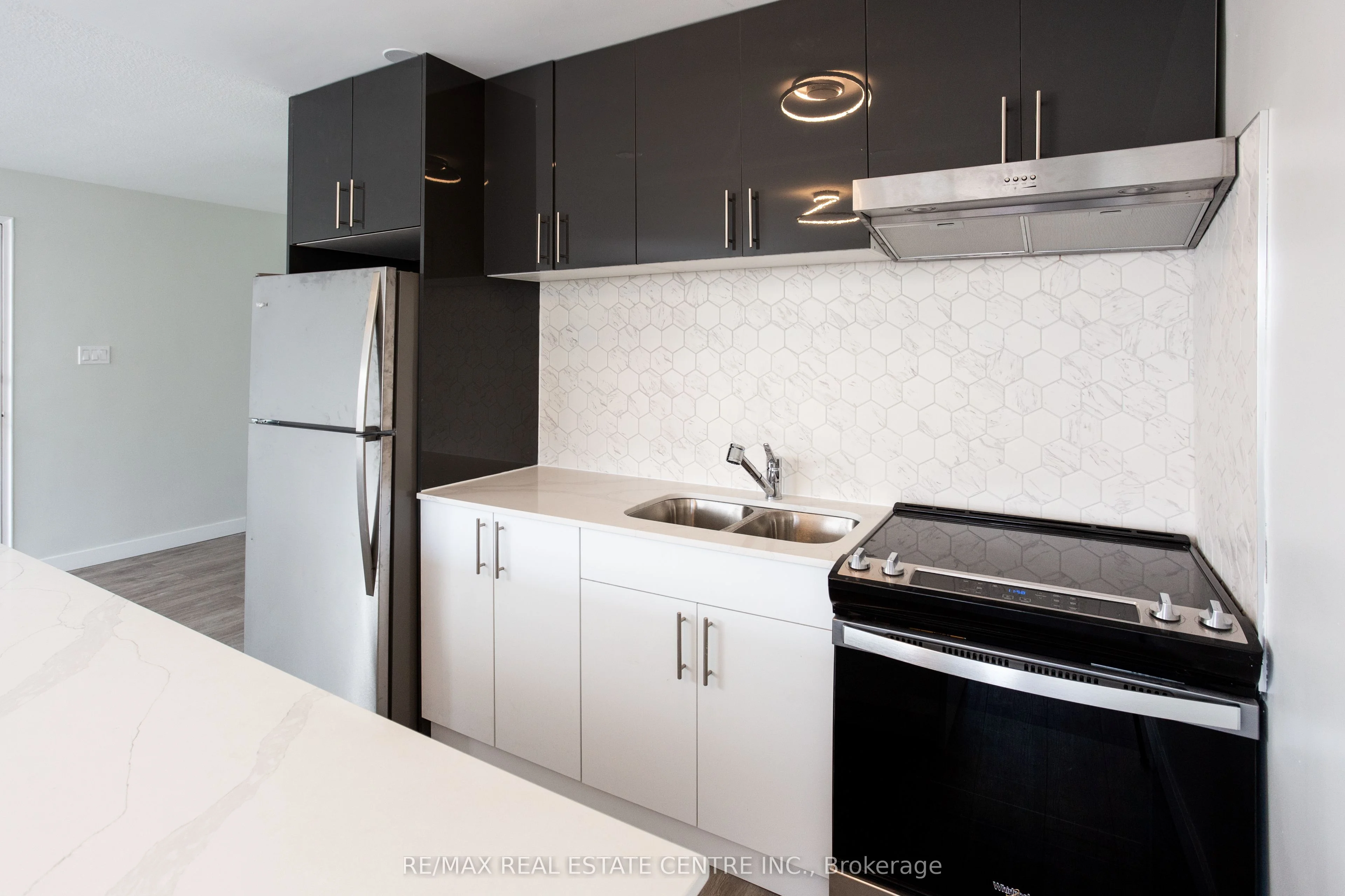 371 lakeshore Road W 207, Mississauga, ON L5H 1H4