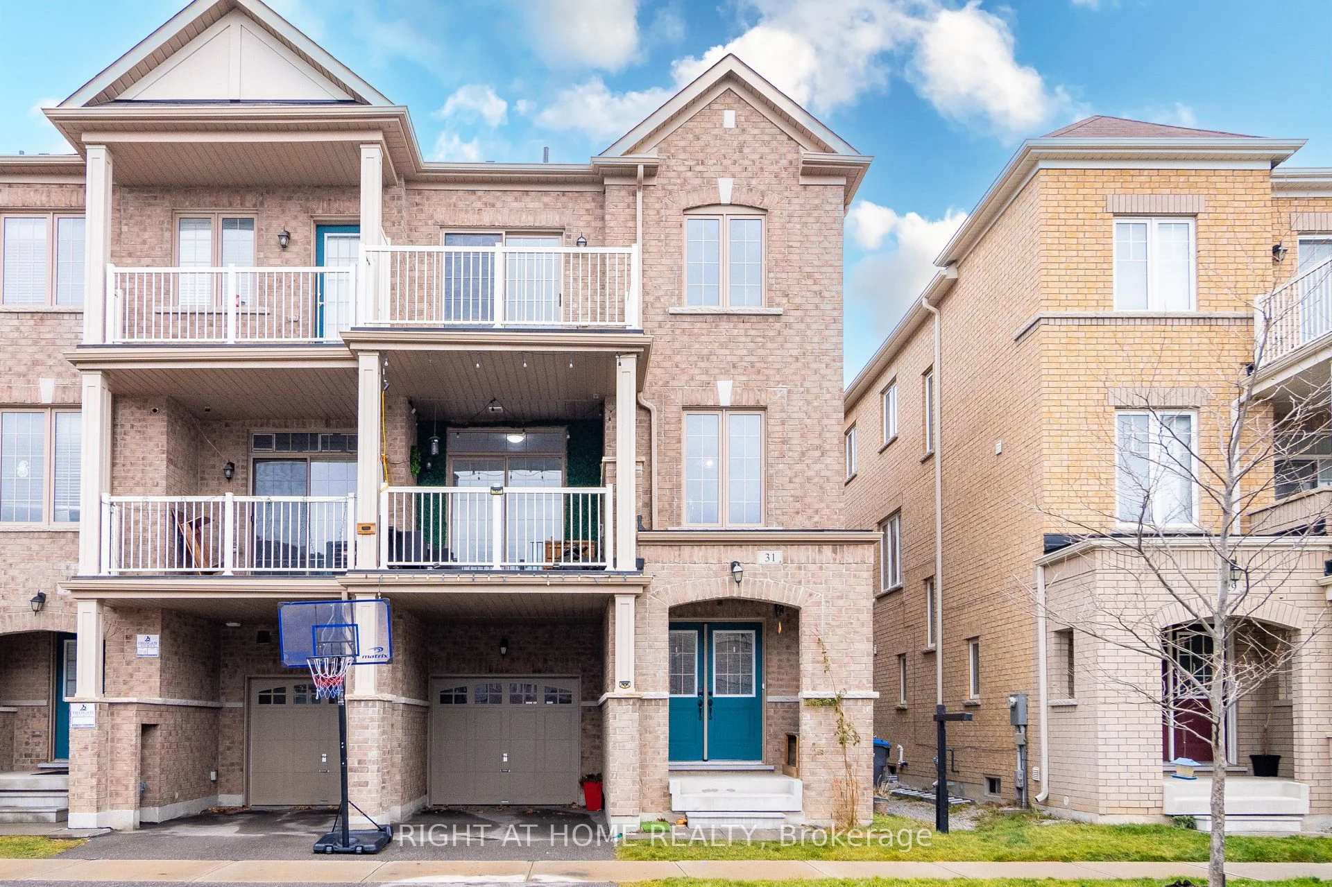 Att/Row/Townhouse in Brampton