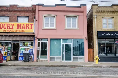 Att/Row/Townhouse in Toronto