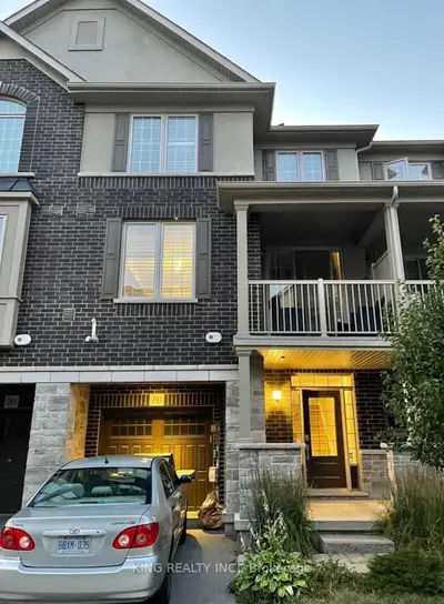 Att/Row/Townhouse in Oakville