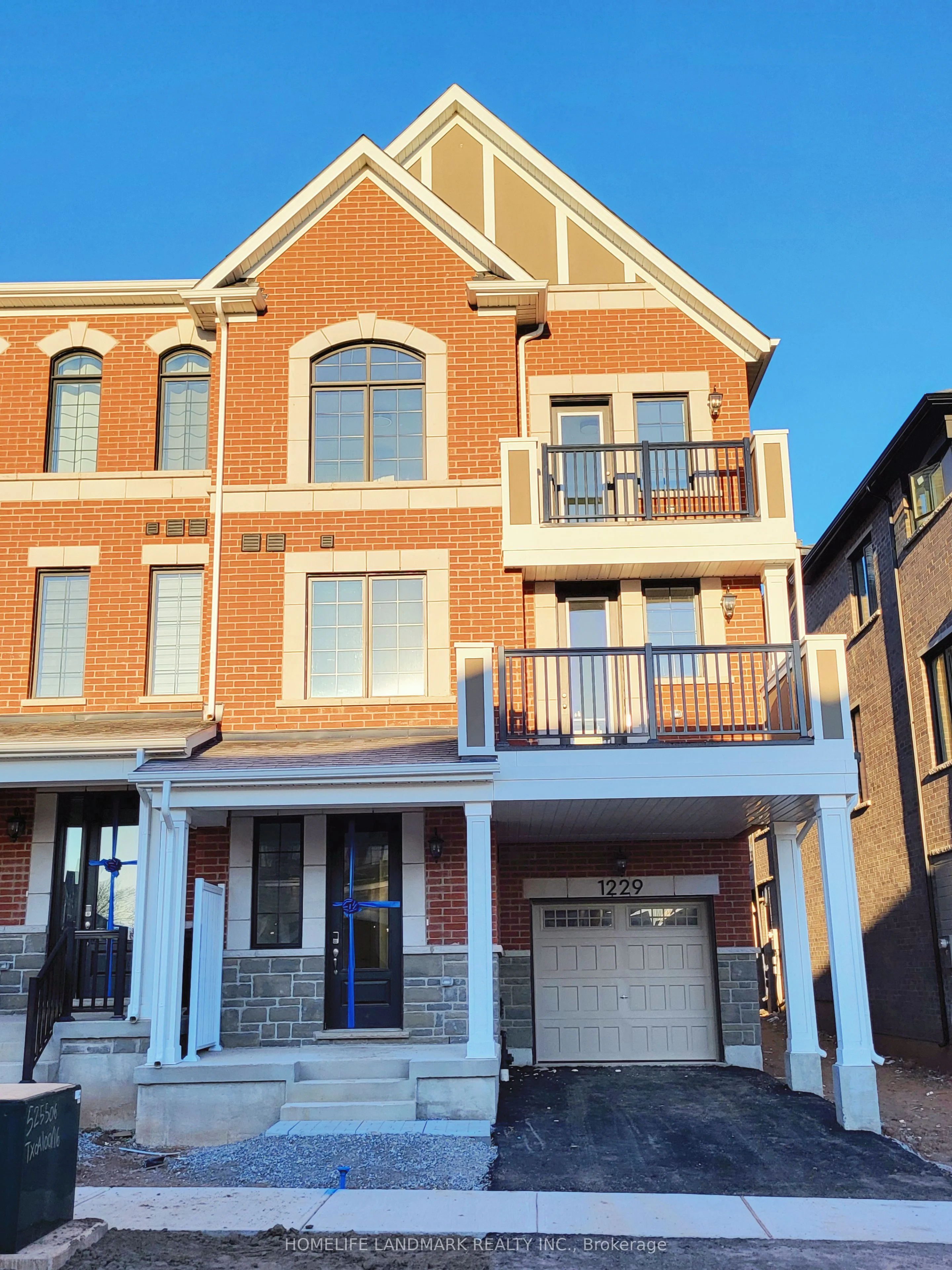 Att/Row/Townhouse in Oakville