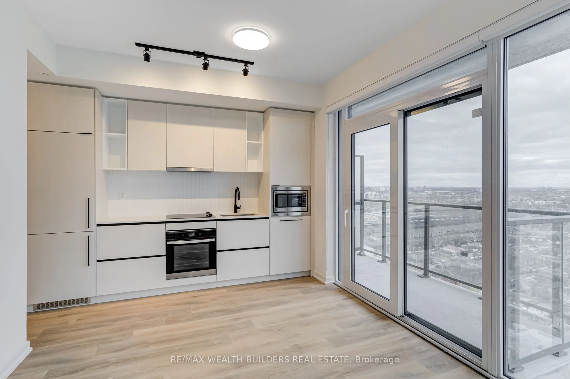 1285 Dupont Street 2407, Toronto W02, On M6h 0e3