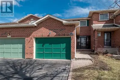 Att/Row/Townhouse in Oakville
