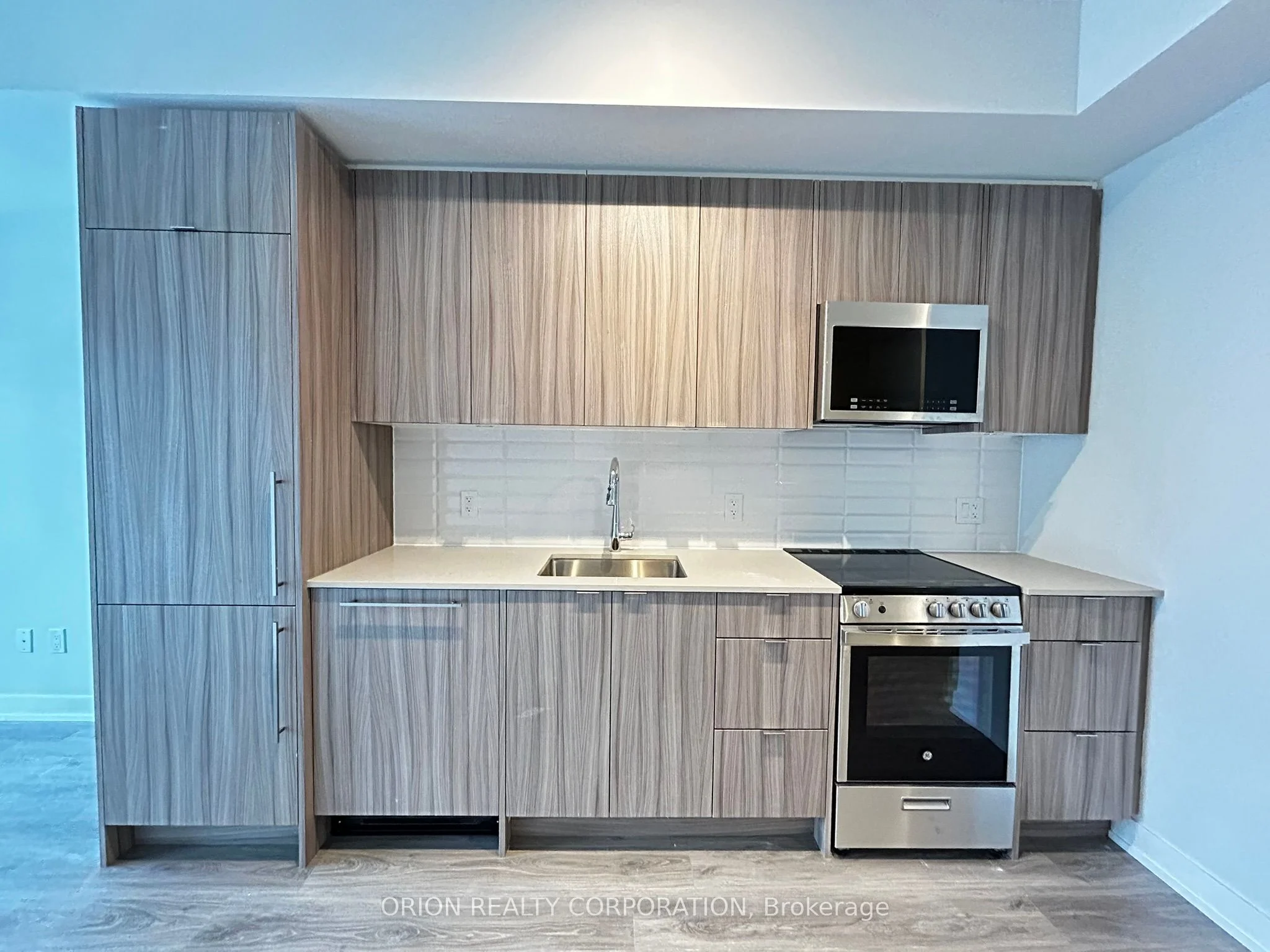 4130 Parkside Village Drive 3208, Mississauga, On L5b 3m8