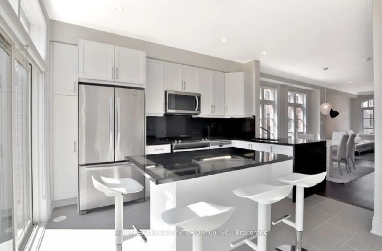 2068 Queenborough Gate, Mississauga, ON L5M 0X9