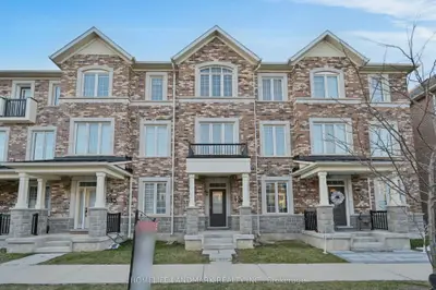 Att/Row/Townhouse in Oakville
