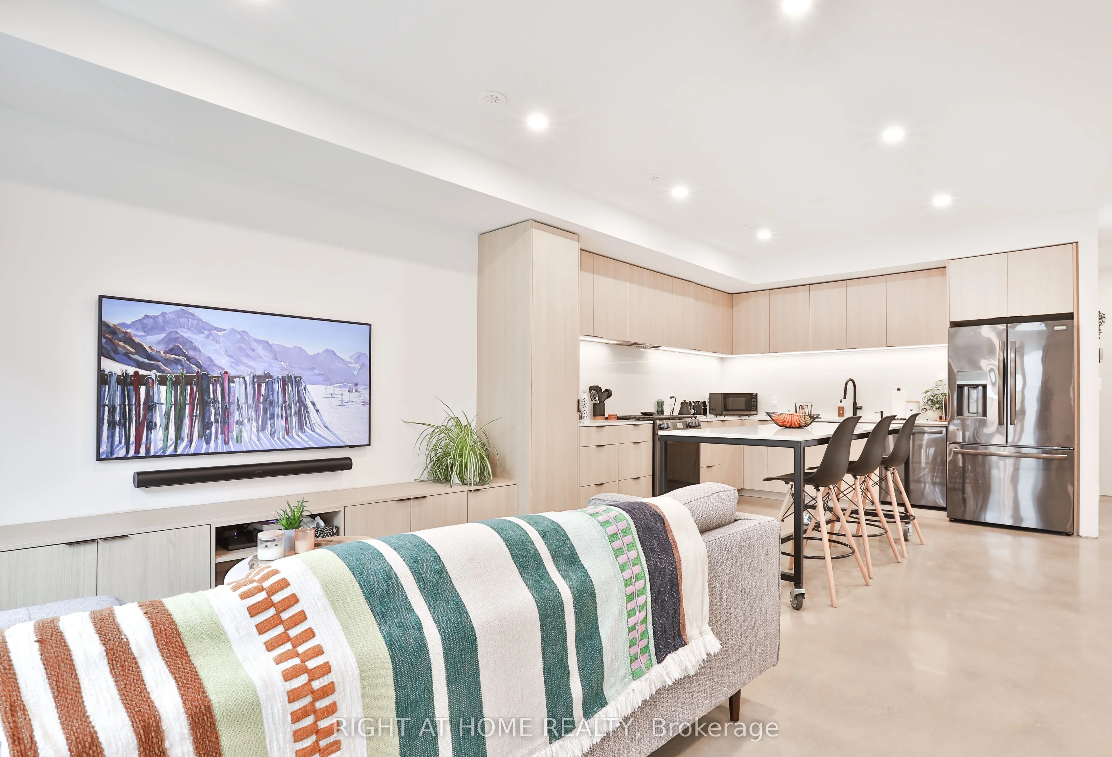 28 Salem Avenue Laneway, Toronto W02, On M6h 3c1