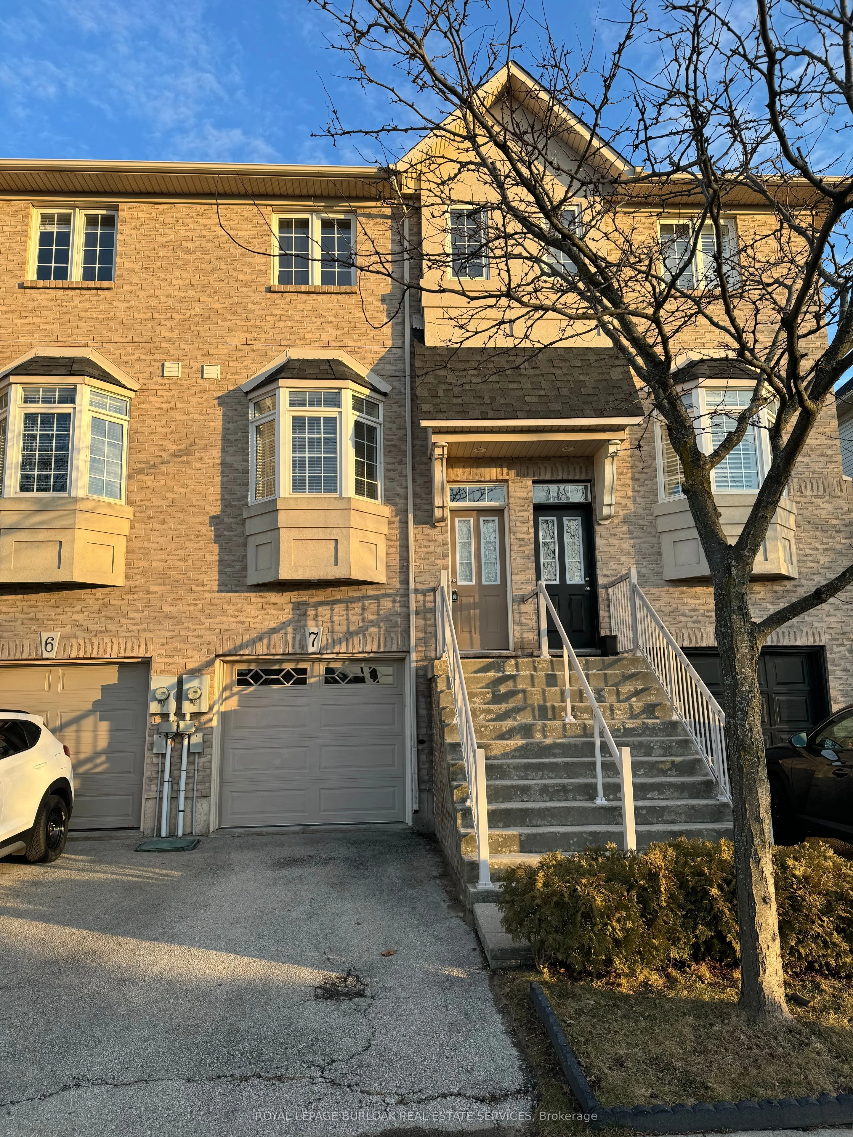 Att/Row/Townhouse in Burlington