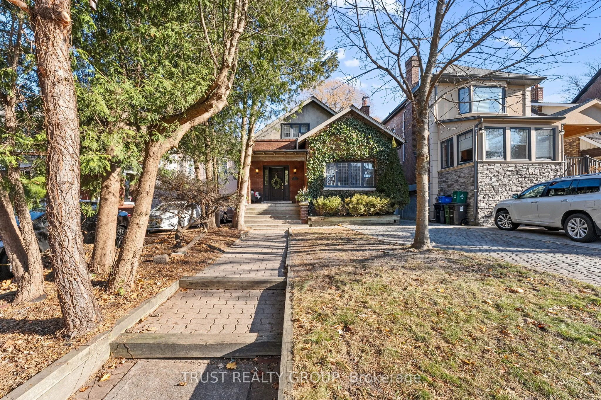 17 Indian Grove, Toronto W01, ON M6R 2Y1
