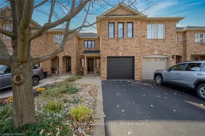 Att/Row/Townhouse in Oakville
